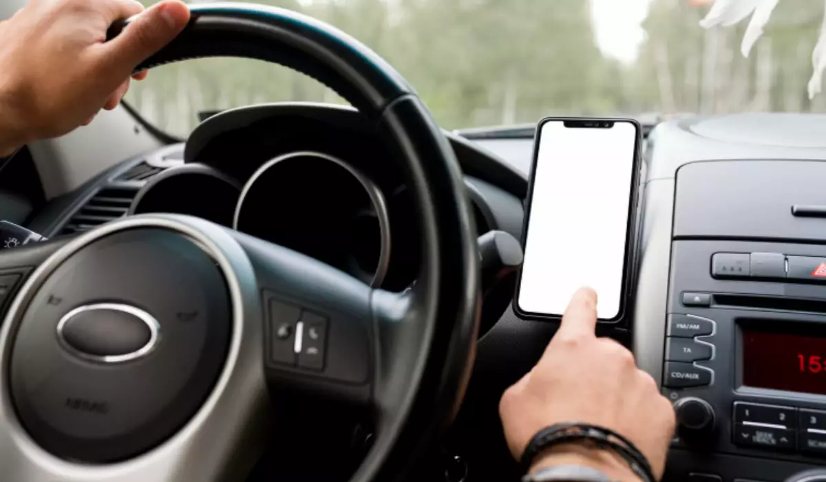 Қазақстанда енді камералар қолында телефон ұстаған және қауіпсіздік белдігін тақпаған жүргізушілерді тіркейтін болады