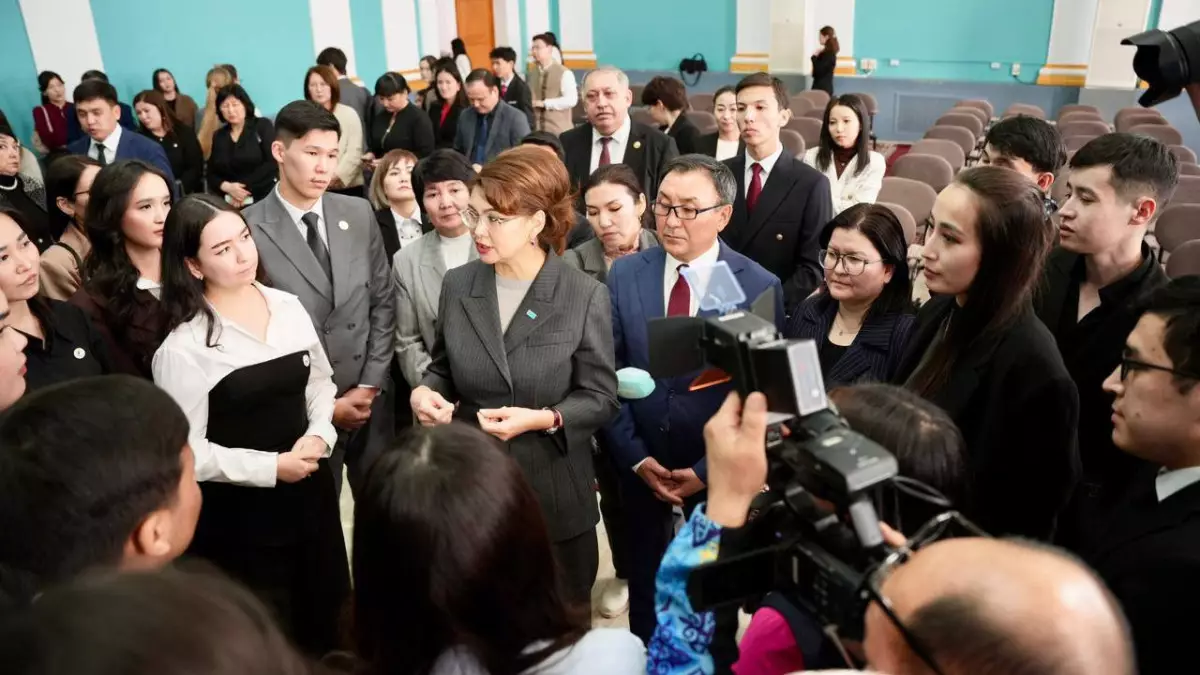 Преподаватели и студенты ЗКУ имени М. Утемисова поддержали проект Новой Конституции