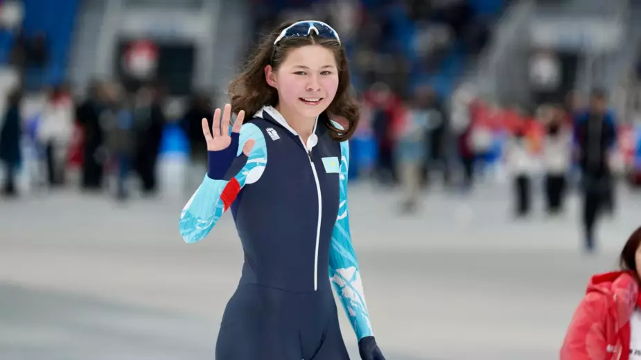 Конькобежка Шумекова выиграла второе золото ЧМ среди юниоров. Ее наградили под правильный гимн Казахстана