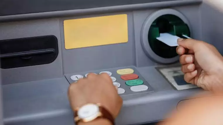 Наличные вымирают? Снятие денег упало до минимума за 9 лет