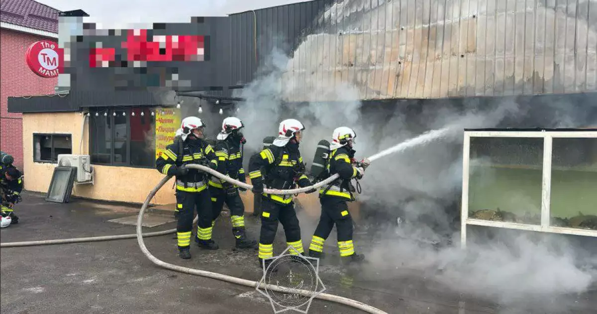 Два киоска вспыхнули в Шымкенте