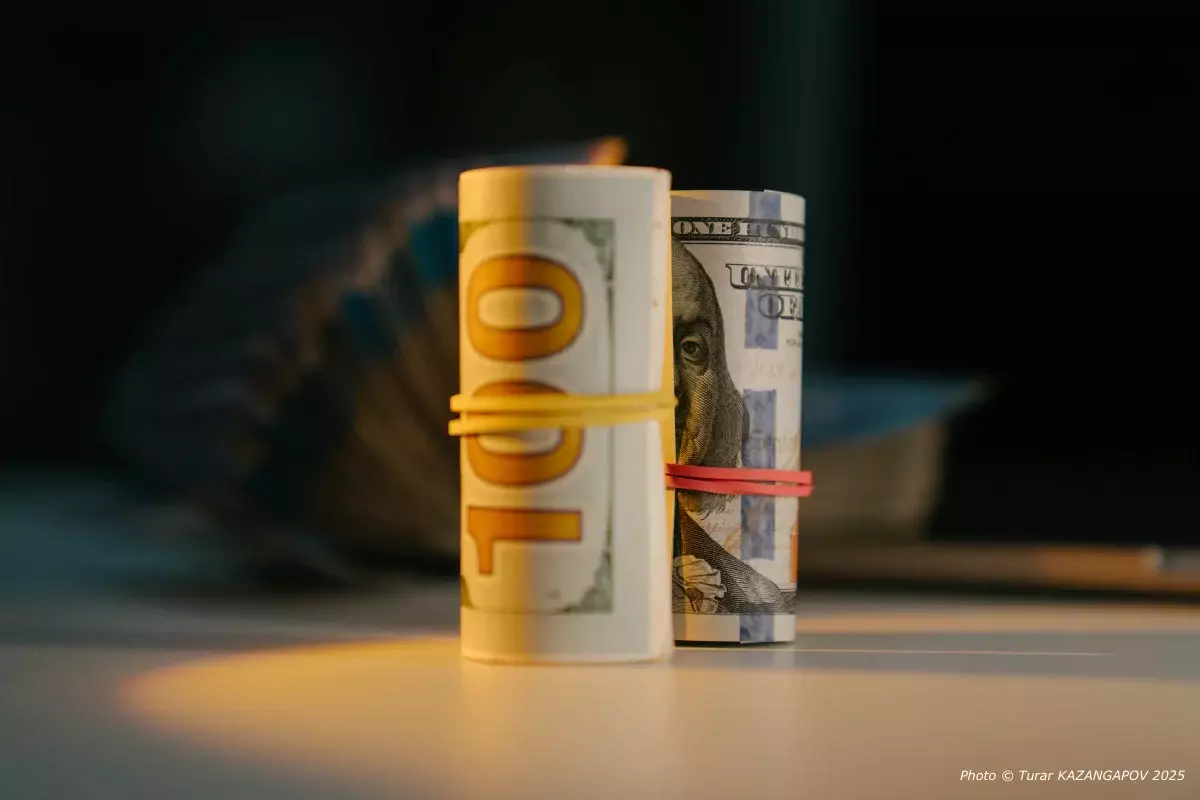 Казахстанцы массово скупают доллары, несмотря на крепкий тенге