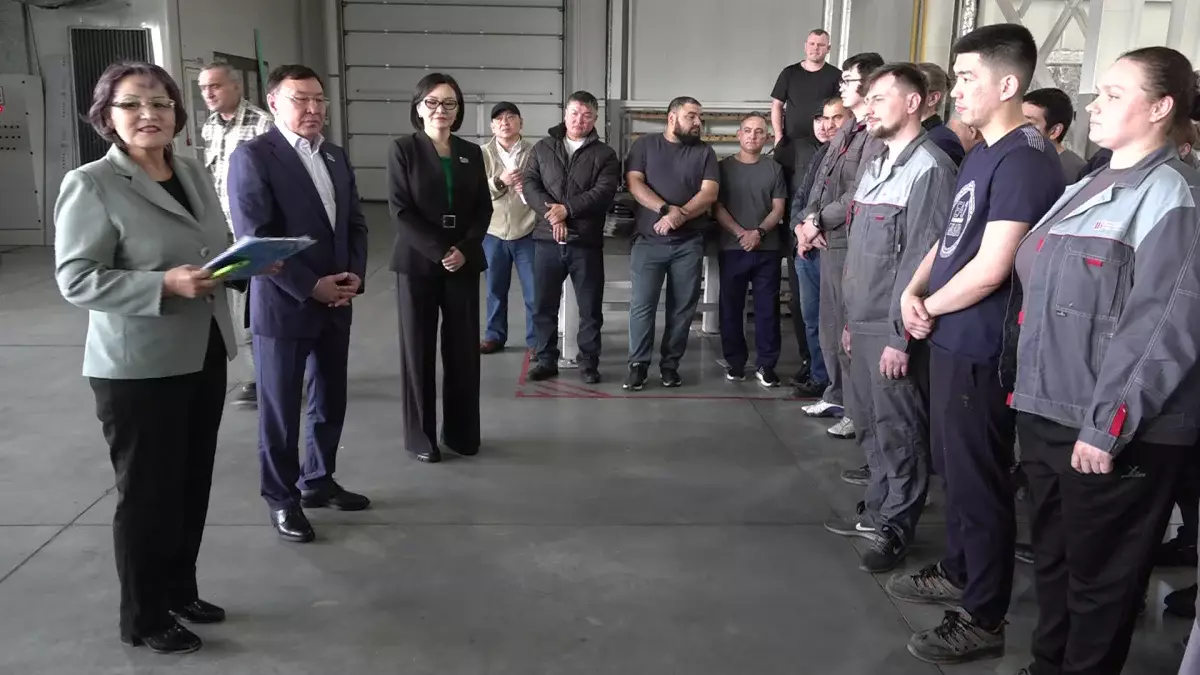 Конституция жобасы: депутаттар еңбек адамдарымен кездесті