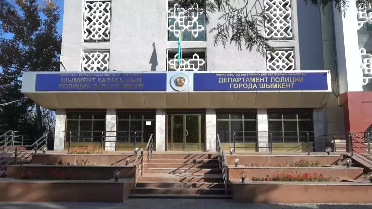 Сабақ үстінде оқушыға қырыңдаған мұғалім мәселені шешу үшін ақша ұсынған