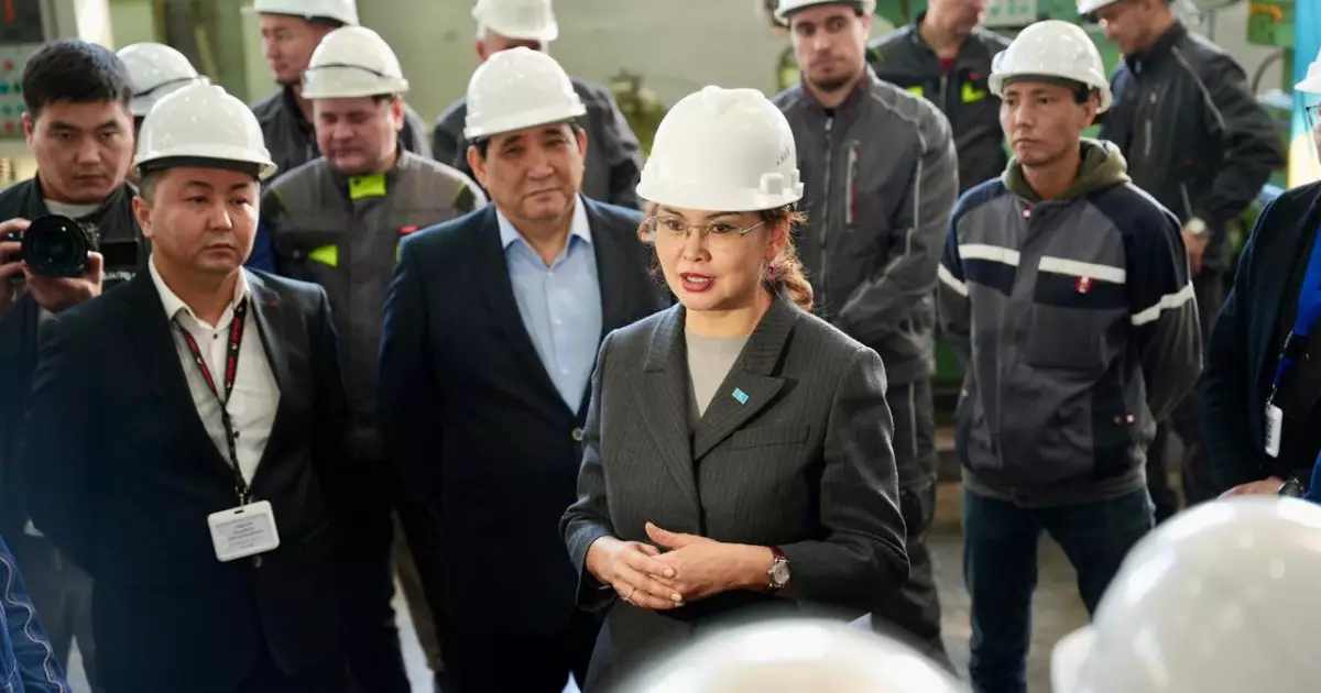   Жалпыұлттық коалиция мүшелері Батыс Қазақстан машина жасау зауытының еңбек ұжымымен Жаңа Конституция жобасын талқылады   