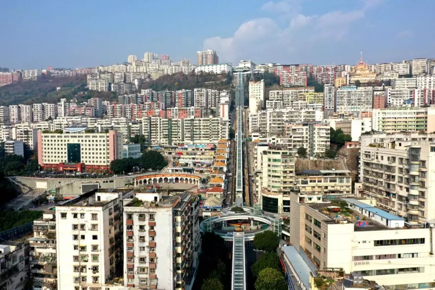 В небо по ступеням: в Чунцине запустили самую длинную уличную систему эскалаторов в мире