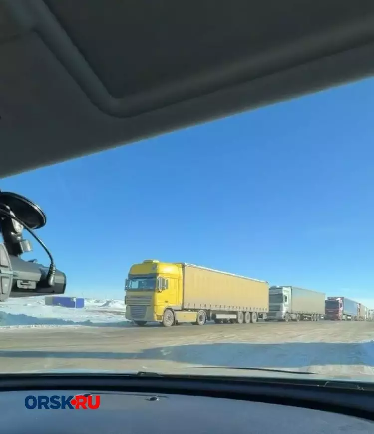 В Оренбуржье объяснили причину пробок на границе с Казахстаном.