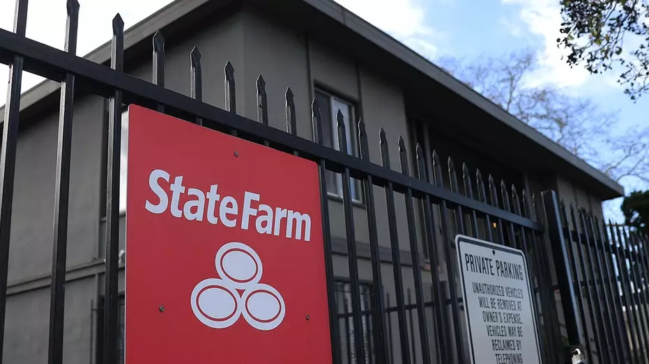 State Farm объявляет о возврате средств клиентам автострахования.