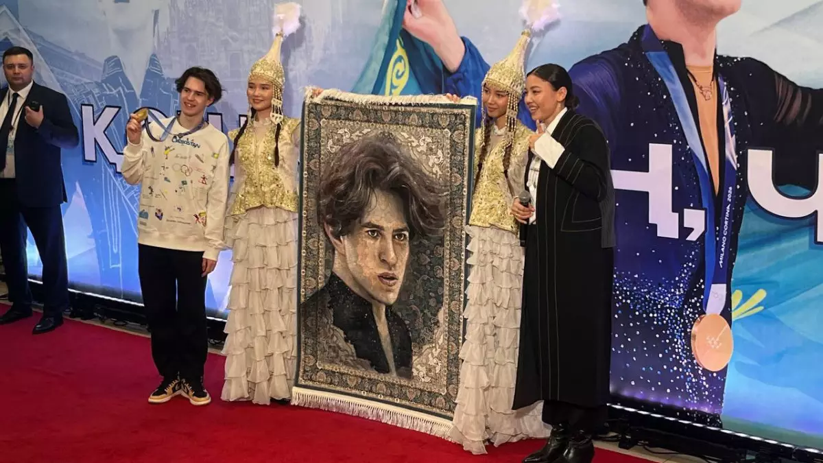 Михаилу Шайдорову подарили ковер с его изображением