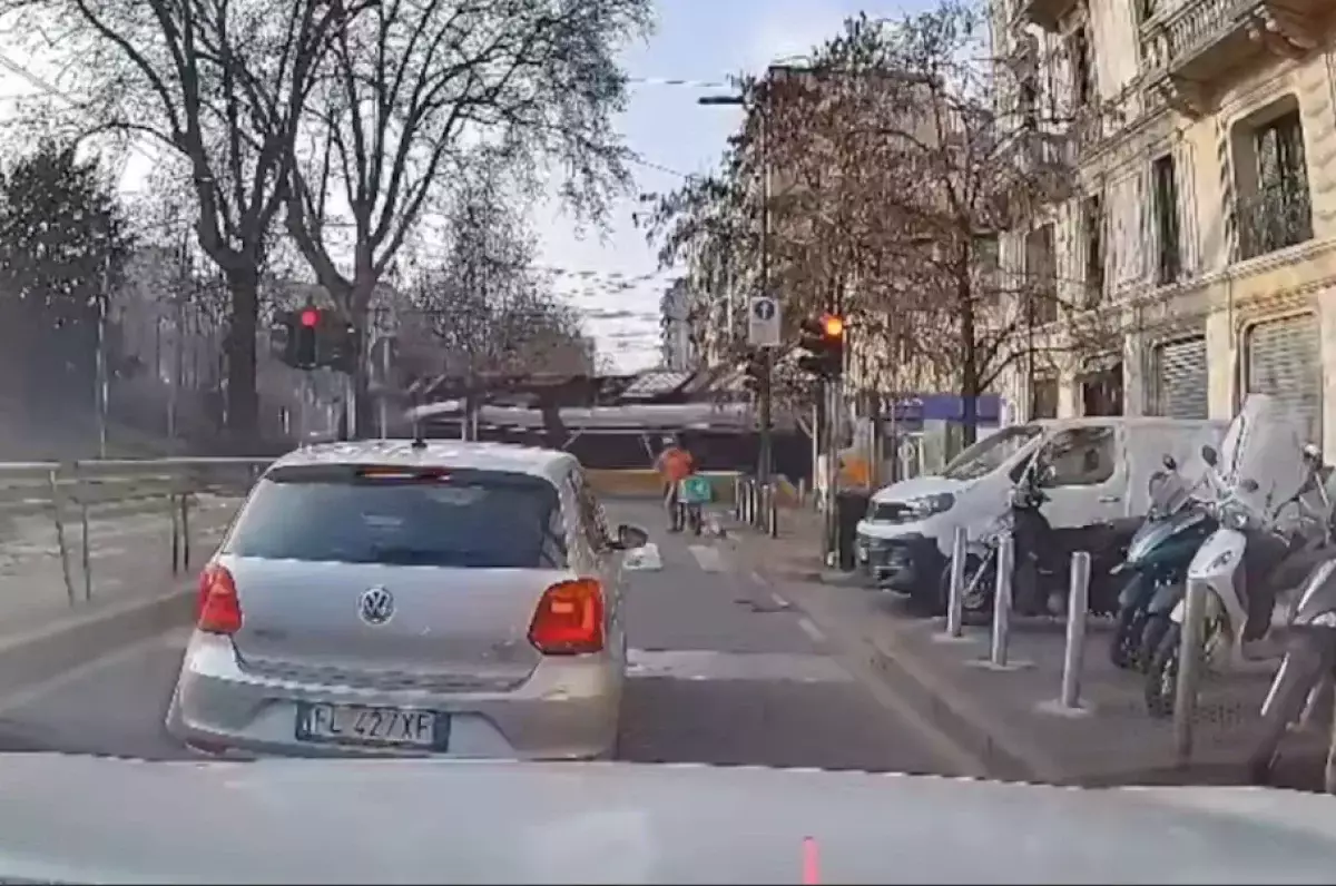 Двое погибли и 40 пострадали при сходе с рельсов трамвая в Милане