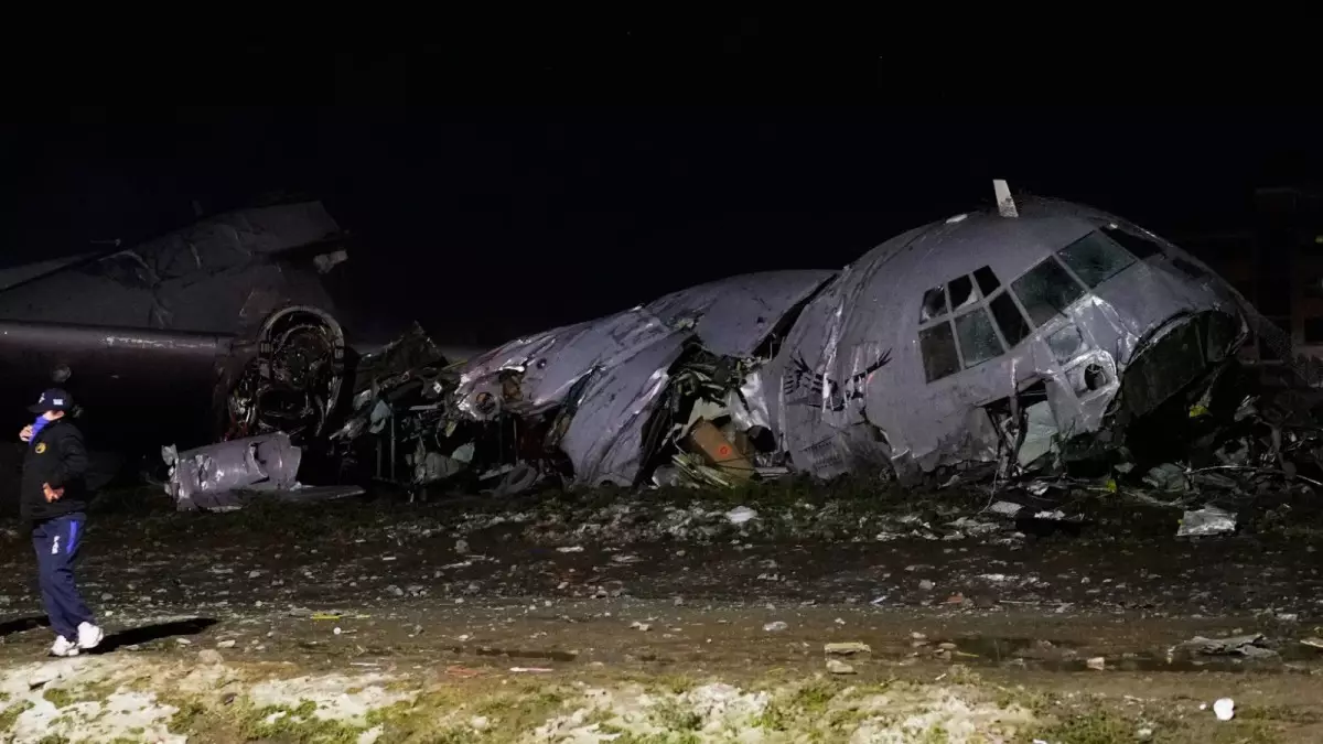 Боливияда ақша тиелген ұшақ адам көп жүретін тасжолға құлады