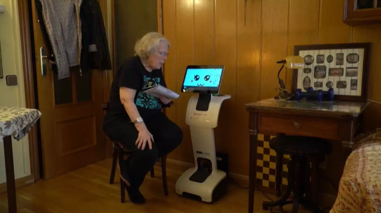Роботы помогают пожилым людям в Испании