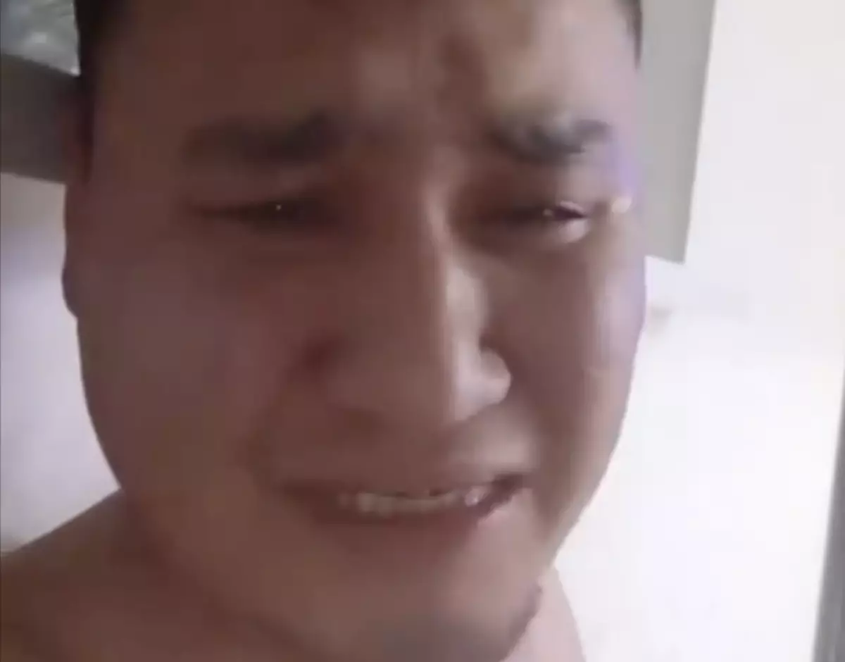 «Құтырып бітті, соттау керек»: Әйелінен таяқ жеп, еңіреп жылаған ер адамның видеосы тарады (ВИДЕО)