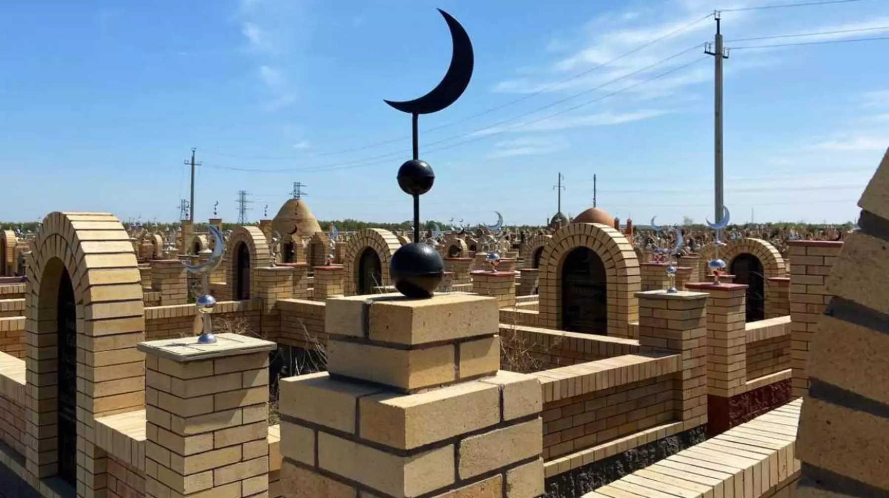 "Зиратын тазалап, төңірегін жинап жүр". Әйел адам өзіне "қайтыс болмай жатып" қабір қаздыртып, құлыптас орнатып қойған