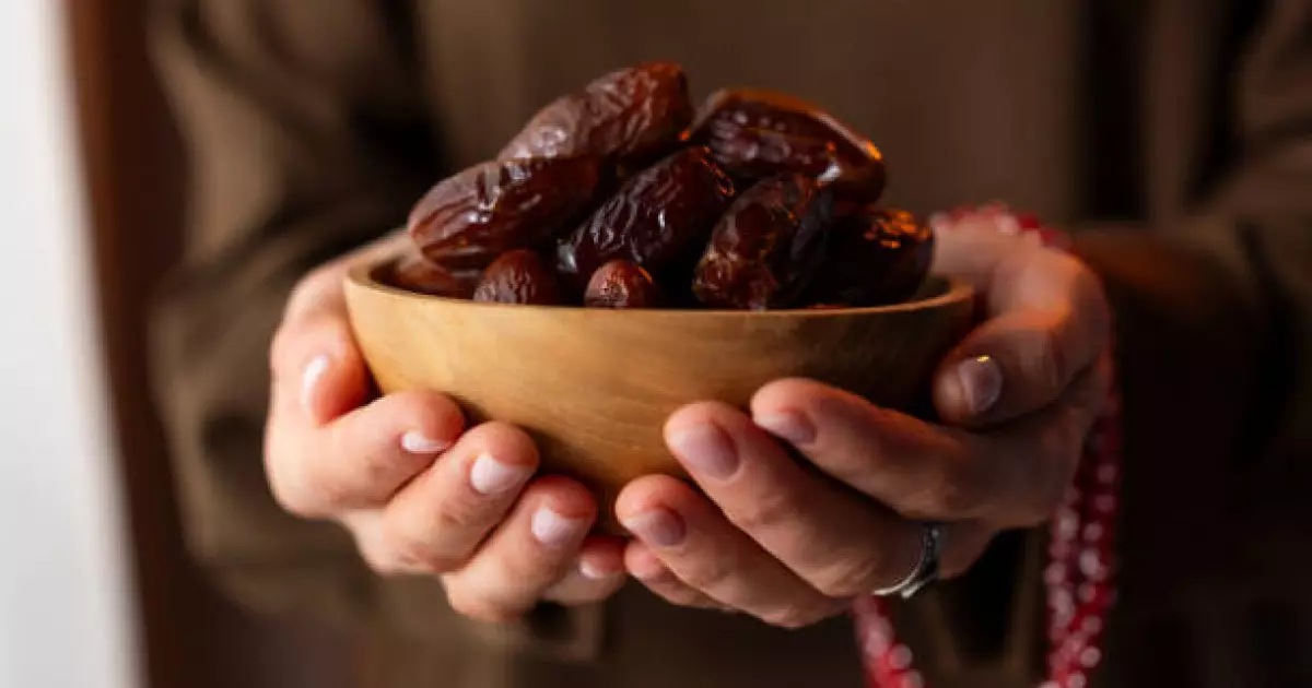  «Қайрат» пен «Тобыл» ойыны кезінде жанкүйерлерге ауыз ашу үшін су мен құрма таратылады 