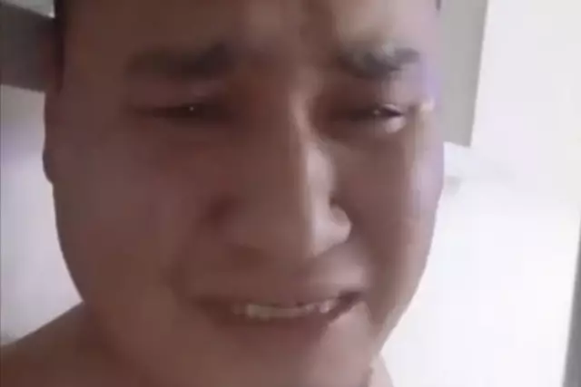 Желіде әйелінен таяқ жеп, еңіреп жылаған ер адамның видеосы тарады