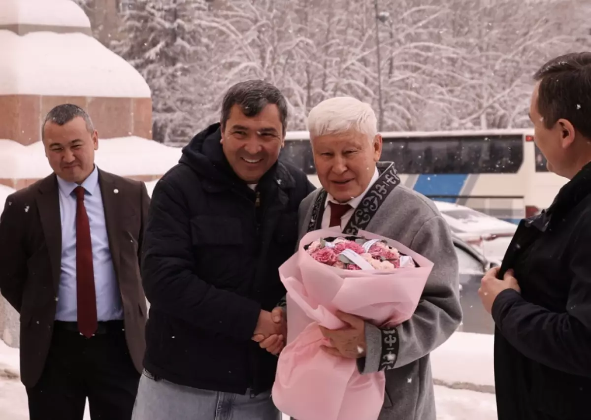 «Еңбектің ақталғаны»: Динара Сәтжанның ауқатты күйеуі ұстазына берген қымбат көлігі туралы