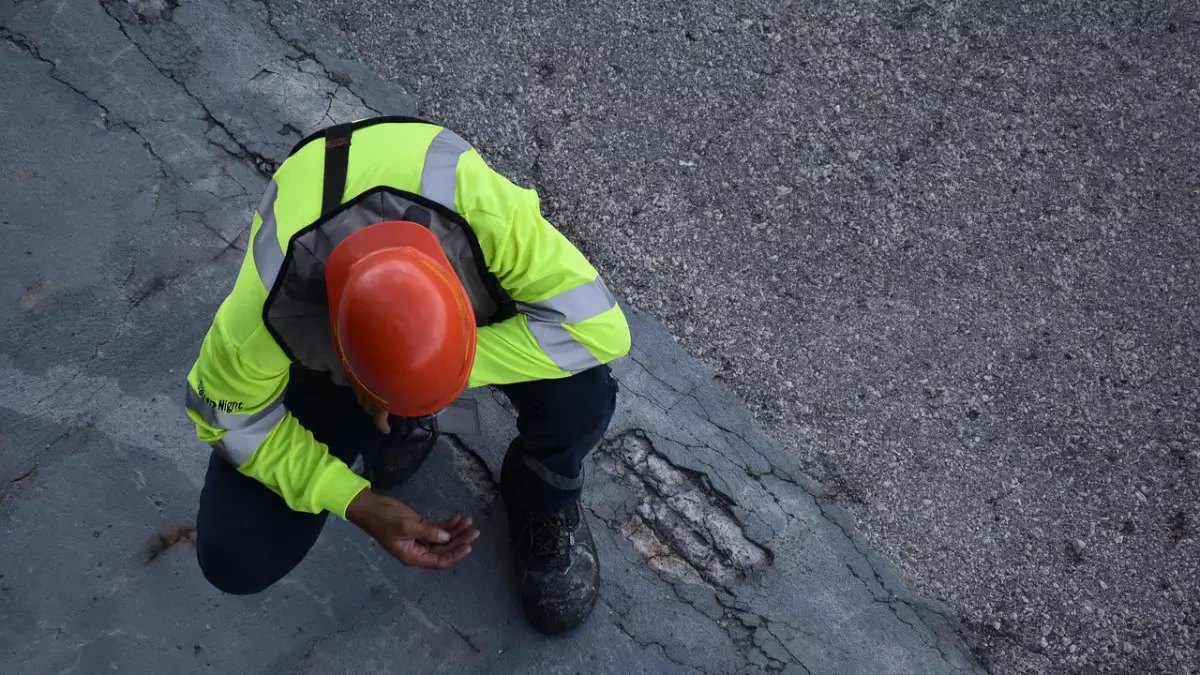 Минтруда разъяснило порядок выплат пострадавшим на производстве