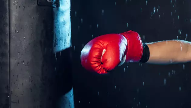 Нокаутом за минуту закончился бой Казахстана за финал малого ЧМ по боксу