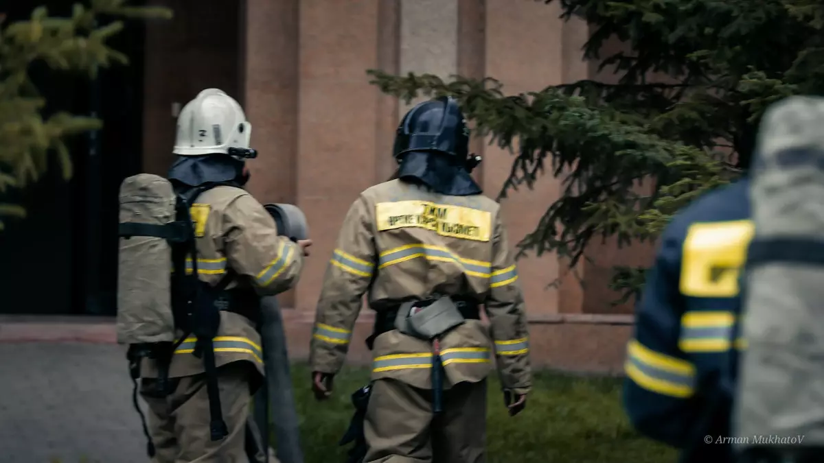 Атырауда көпқабаттағы үйдегі өрттен 7 адам құтқарылды