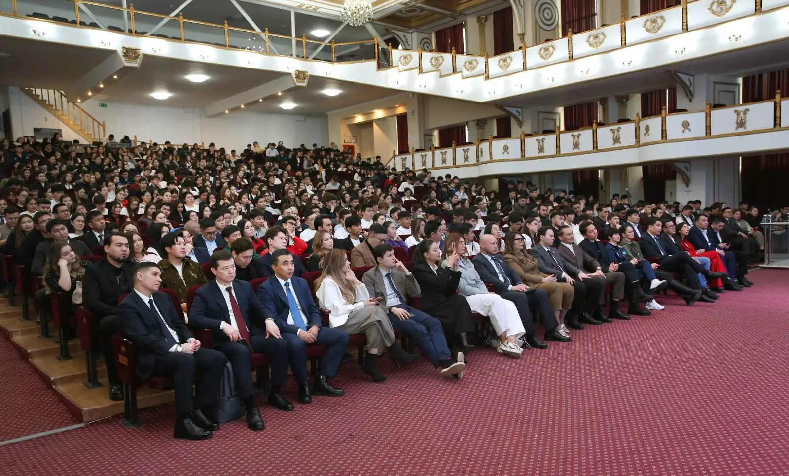 В Алматы помощник Президента обсудил с молодежью проект новой Конституции