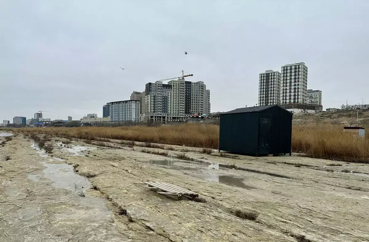 Появление таинственной будки у моря вызвало вопросы у жителей Актау - новости на Lada.kz 28.02.2026