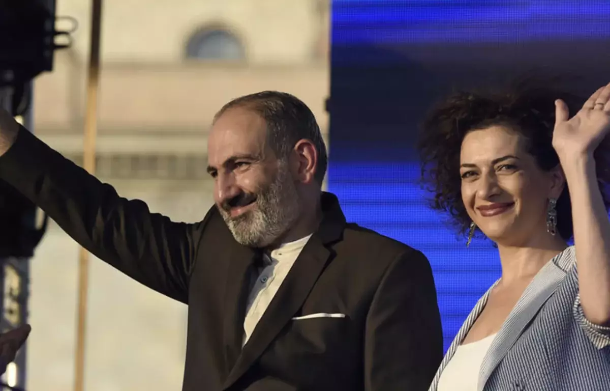 Премьер-министр Армении Никол Пашинян расстался с женой и попросил у нее прощения