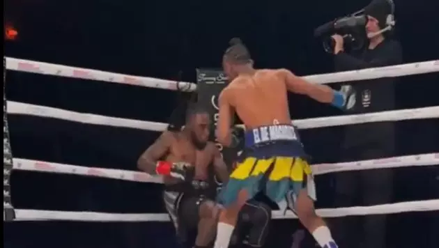 Нокаутом во втором раунде обернулся главный бой вечера бокса в США