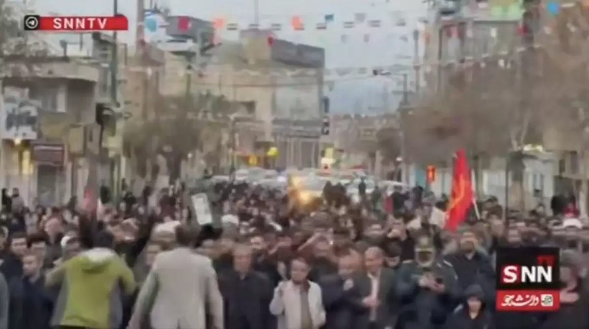 Иран разделился: одни скорбят по Хаменеи, другие празднуют его гибель