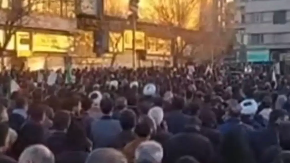 Гибель Верховного лидера Ирана: толпы людей вышли на площадь в Тегеране