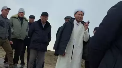 "Тәңіршілдерді мұсылмандардың зиратына жерленбейді! Оларды христиандармен бірге жерлесін!"дейді имам