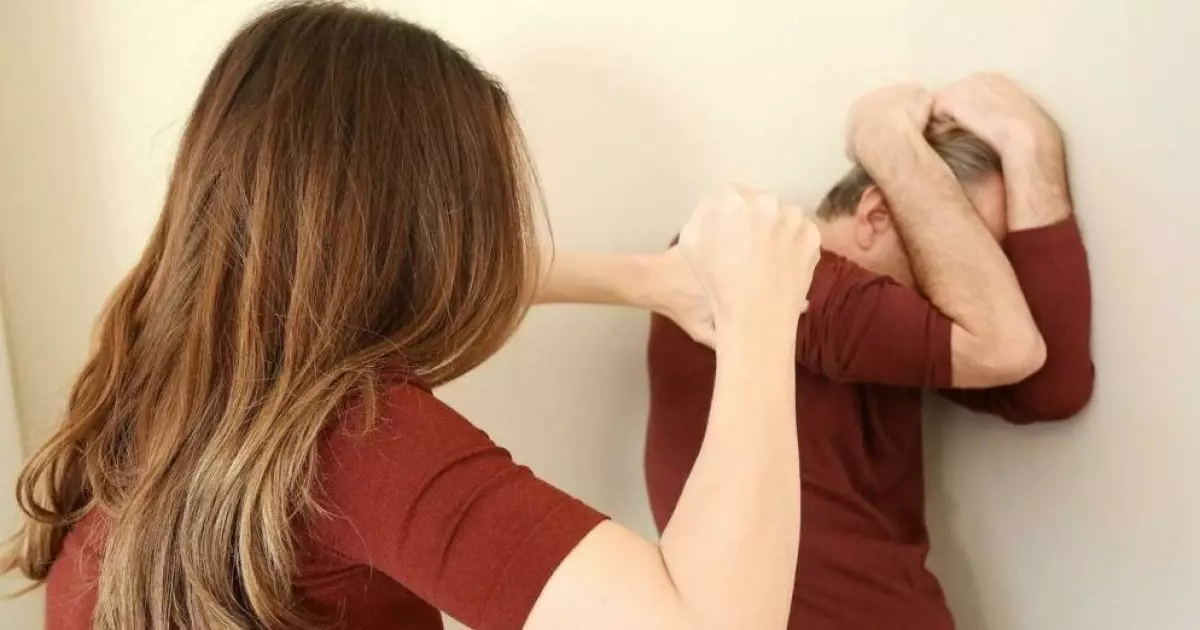  Желіде әйелінен таяқ жеп, еңіреп жылаған ер адамның видеосы тарады 