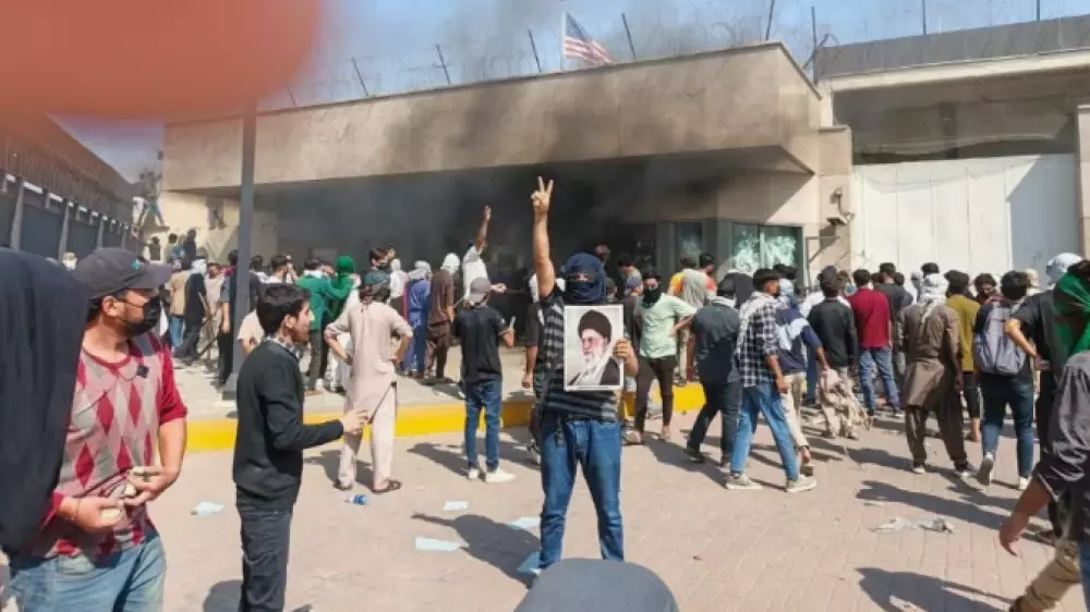 В Пакистане толпа с палками и камнями напала на консульство США: есть погибшие