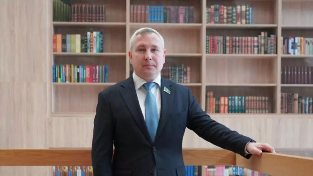 Сенатор Геннадий Шиповских қазақ тіліндегі үздік екі кітапты атады