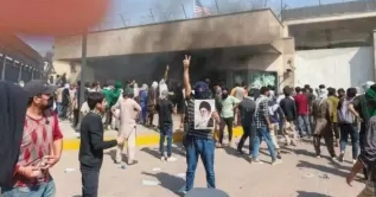  Пәкістанда таяқ ұстаған топ АҚШ консулдығына шабуыл жасады 