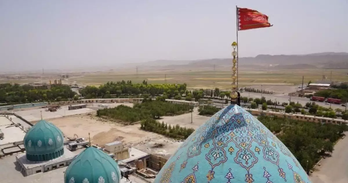  Иранда «кек туы» көтерілді: Жамкаран мешіті үстінде қызыл ту желбіреді 