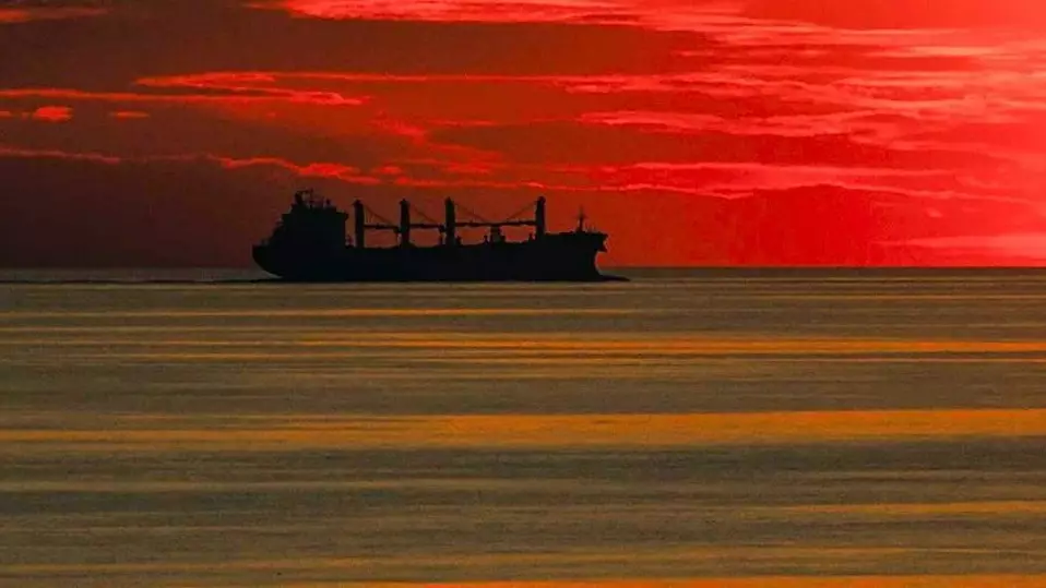 Оман жағалауында мұнай танкері шабуылға ұшырады