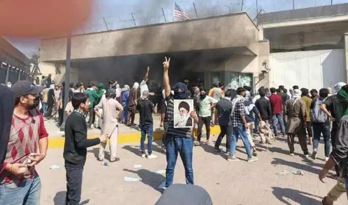 Пәкістанда қолына таяқ пен тас ұстаған топ АҚШ консулдығына шабуыл жасады