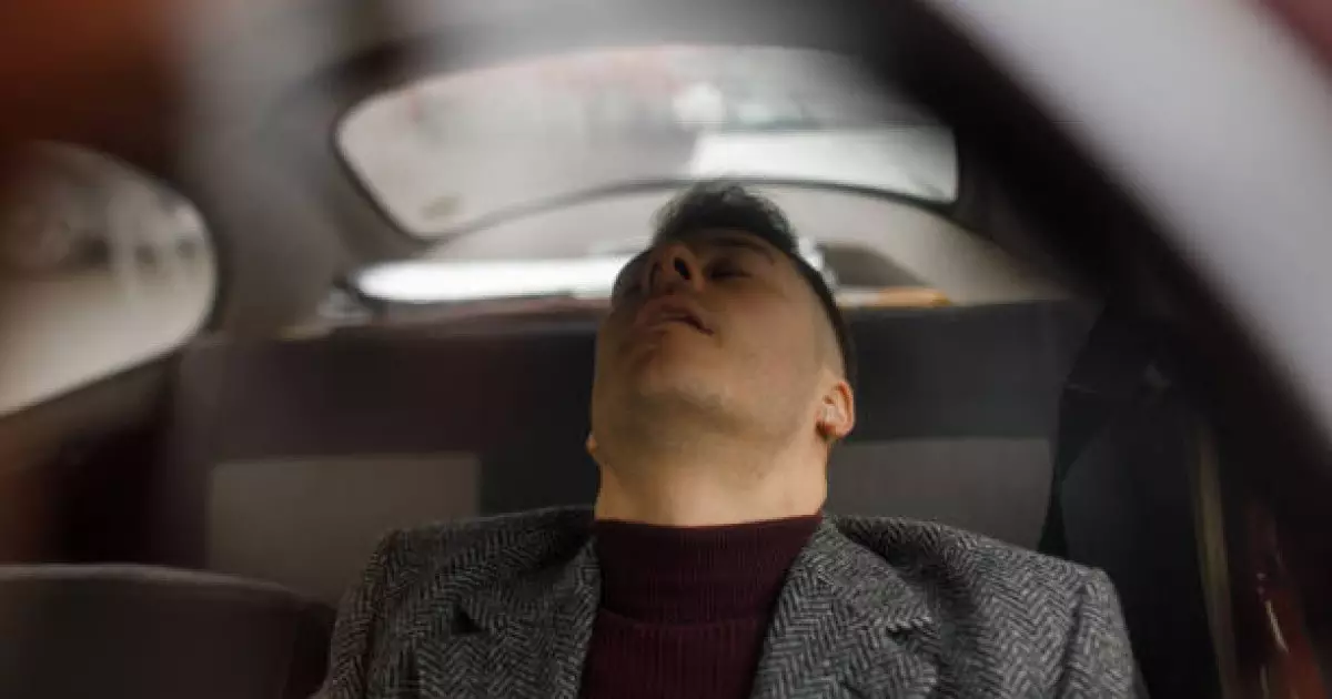  Семейде көлік ішінде ұйықтаған екі адам көз жұмды 