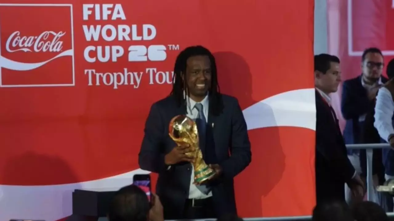 Кубок ЧМ по футболу прибыл в Мексику