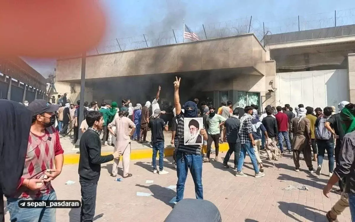 Карачиде наразылар АҚШ елшілігіне шабуыл жасады: Сегіз адам қаза тапты