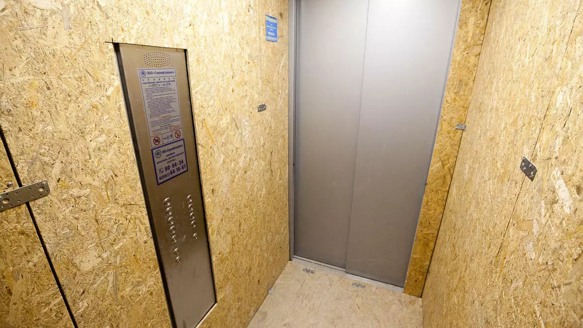 Двое детей оказались заблокированы в лифте в Астане
