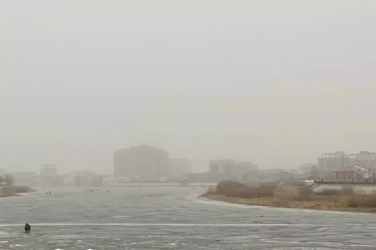 Дышать нечем: пыльный шторм парализовал привычную жизнь Атырау