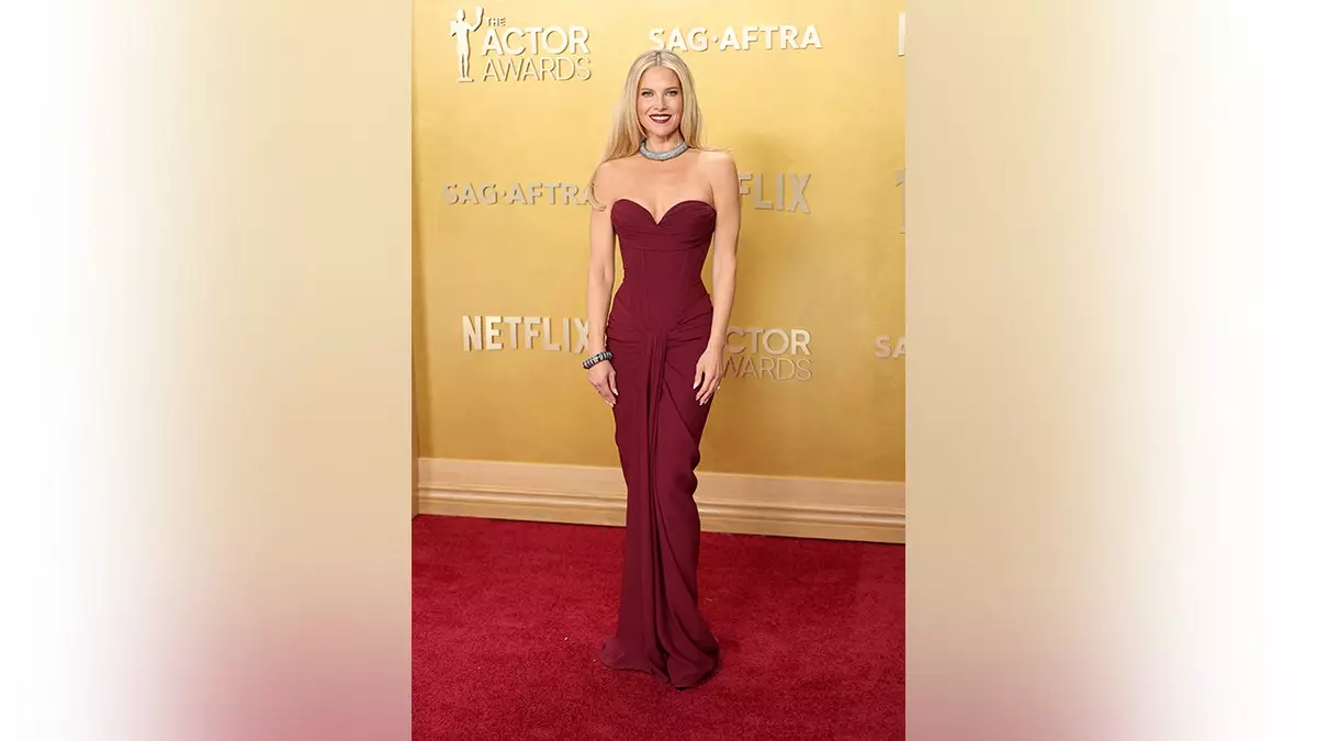 Звезды сериала "Лендмен" Али Лартер и Мишель Рэндольф поразили в захватывающих дух образах на церемонии Actor Awards.