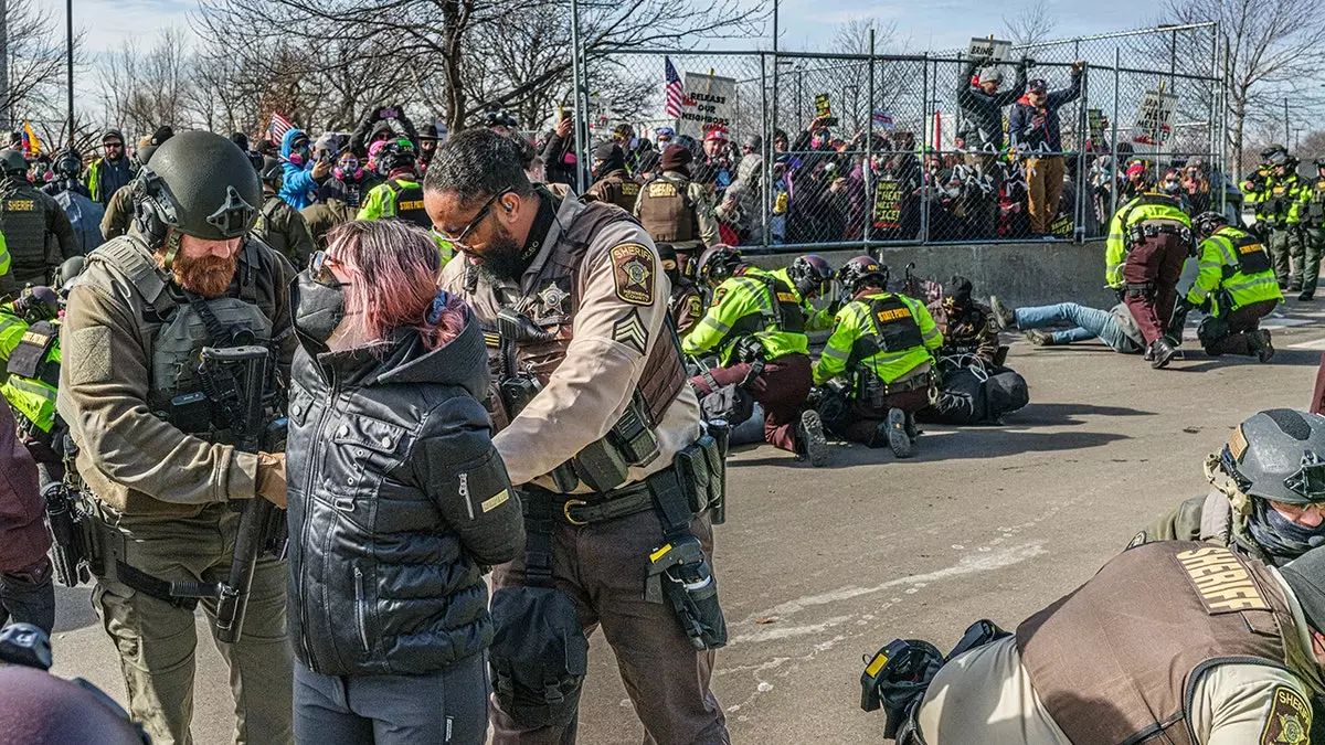 Более 50 человек арестованы после того, как протестующие против ICE, по данным властей, забросали камнями полицейских в Миннеаполисе.