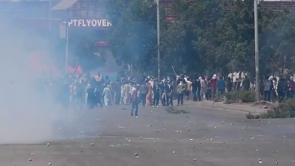 "АҚШ-қа өлім!" Дескен карачиліктер елшілік алдында наразылық жасады