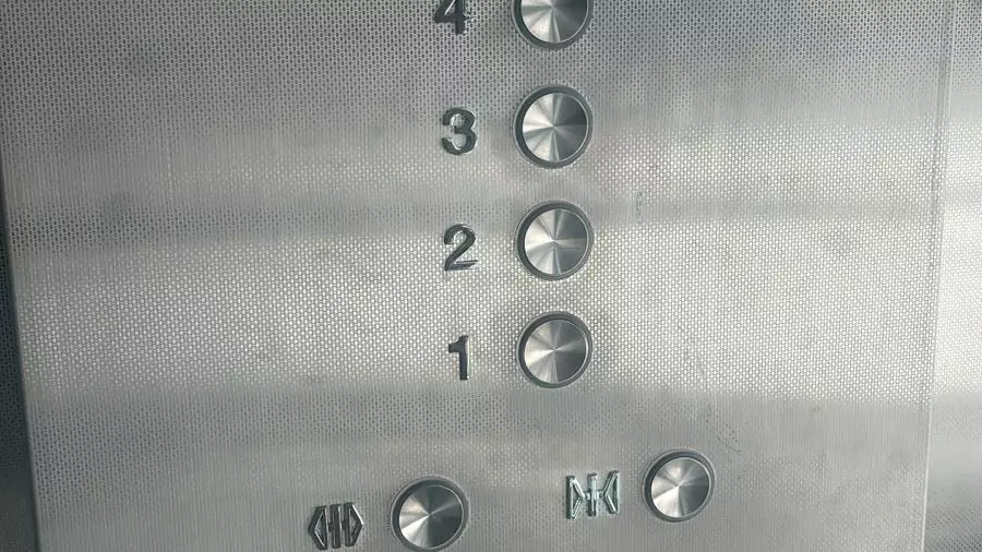 Астанада балалар лифт ішінде қалып қойды