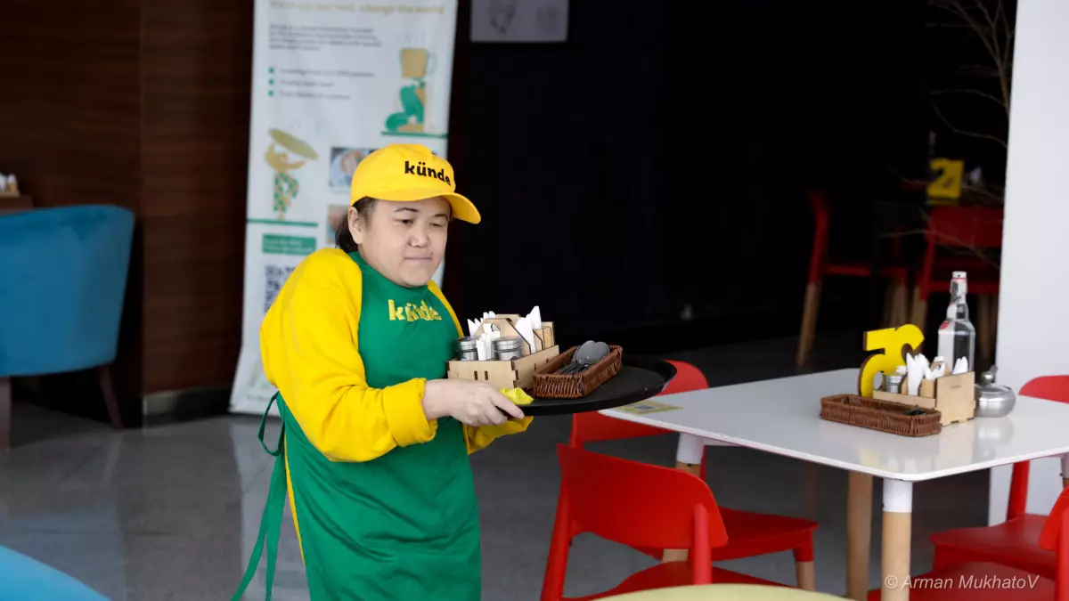 «Ешкімге масыл болғым келмейді»: ерекше кафеде жұмыс істейтін Гүлсапардың оқиғасы