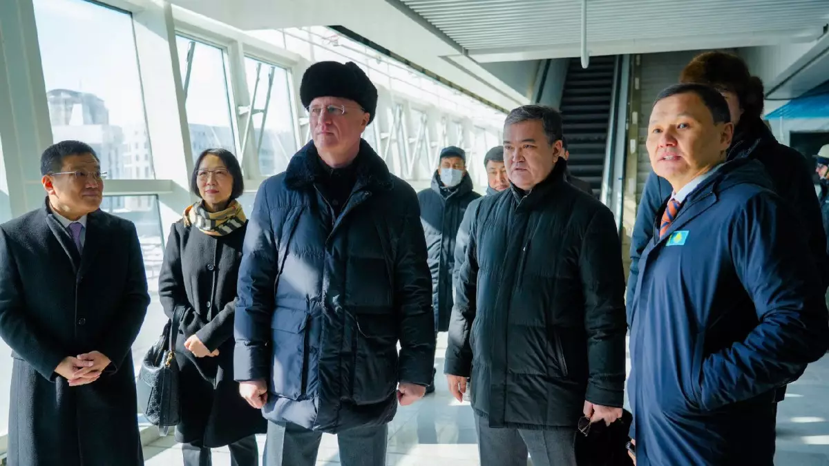 Беспилотные поезда и станции LRT показали в Астане перед запуском