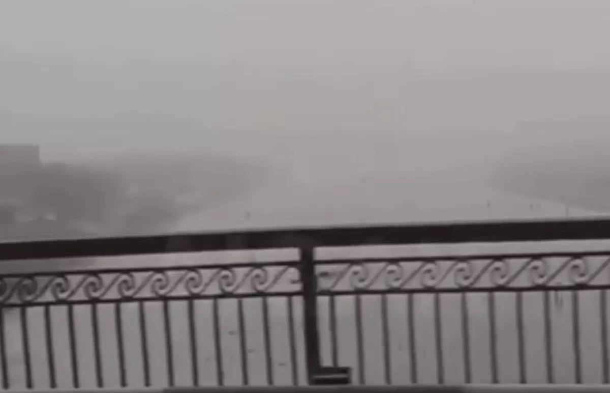 Каспийдің құрғаған табаны Атырауды тұзды тұманға көмді